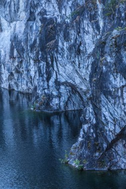 Sular altında mermer ocağı. Uçuruma mermer ve göl aşağıda su. Ruskeala park Karelya, Rusya Cumhuriyeti