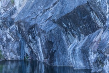 Sular altında mermer ocağı. Uçuruma mermer ve göl aşağıda su. Ruskeala park Karelya, Rusya Cumhuriyeti