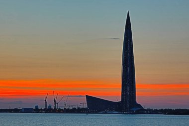 Lahta merkezi gökdelen buidling defne güneş ışınları Neva Nehri'nin ağzında şehirde Petersburg yakınındaki bitiş kıyı üzerinde. Güzel turuncu ve kırmızı kentsel peyzaj 