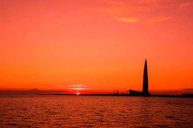 Lahta merkezi gökdelen buidling defne güneş ışınları Neva Nehri'nin ağzında şehirde Petersburg yakınındaki bitiş kıyı üzerinde. Güzel turuncu ve kırmızı kentsel peyzaj 