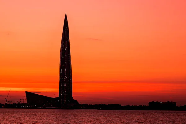 仕上げ夕日の光線でネヴァ川の口の中にサンクトペテルブルク市に近い湾岸の Lahta センターの超高層ビル Buidling オレンジと赤が美しい都市景観 — ストック写真