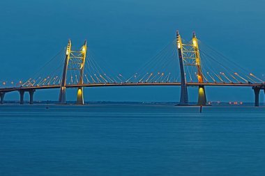 Neva Nehri ağzına güneş battıktan sonra mavi saat içinde daire Otoban yolu köprüsü. Petersburg şehir gece görünümünden bitiş Körfezi