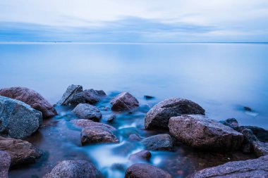 Su akışı veya kayalar ve taşlar arasında deniz Körfezi için çalışan akış 