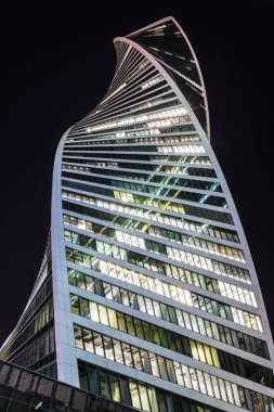 Moskova / Rusya 19 Eylül 2018: Moscow city, Rusya'nın başkenti akşam veya gece saat kalbinde modern ofis merkezi benzersiz gökdelen