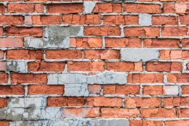 Kırmızı tuğla çatlaklar, clefts, cips ve sıva parçaları ile eski bina duvar