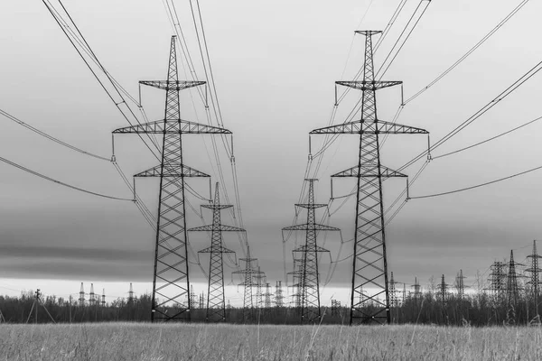 Siyah ve beyaz fotoğraf arka plan mavi gökyüzünün ve kablo ormanla kırsal alanında elektrik ana kulenin