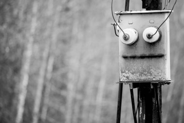 Eski robot yüze benzer elektrik kutusu siyah beyaz fotoğraf