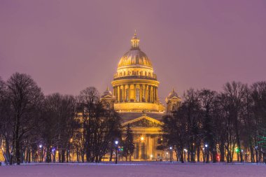 Güzel Saint Isaac's Katedrali veya Isaakievskiy Sobor Sankt Petersburg, Rusya soğuk kış akşam veya gece