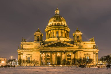Güzel Saint Isaac's Katedrali veya Isaakievskiy Sobor Sankt Petersburg, Rusya soğuk kış akşam veya gece