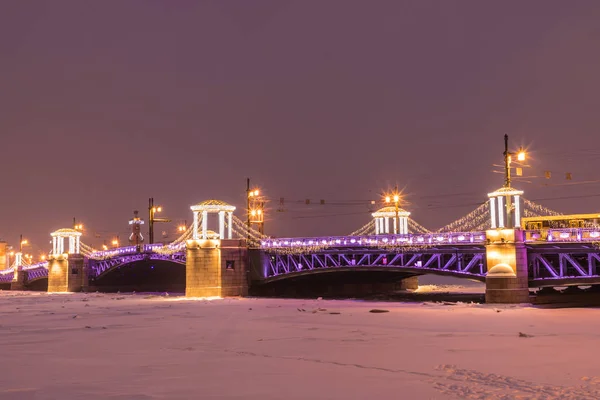 美丽的宫殿桥在俄罗斯圣彼得堡的涅瓦河在皇宫广场和瓦西里耶夫斯基岛之间在冬季的圣诞节或新年快乐庆祝在晚上或晚上 — 图库照片