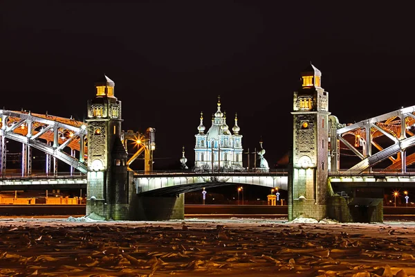 在冬夜欣赏俄罗斯圣彼得堡的博尔谢克赫廷斯基或彼得大桥 — 图库照片
