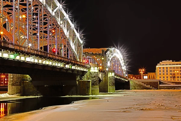 在冬夜欣赏俄罗斯圣彼得堡的博尔谢克赫廷斯基或彼得大桥 — 图库照片