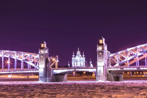Bolsheokhtinsky やピーターの橋ネヴァ川 ロシア連邦 サンクトペテルブルクのスモーリヌイ聖堂の見る冬の夜 — ストック写真