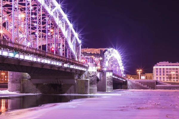 在俄罗斯圣彼得堡的博尔谢克赫廷斯基或彼得大桥上的景色 在冬夜 — 图库照片