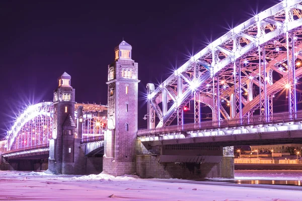 在俄罗斯圣彼得堡的博尔谢克赫廷斯基或彼得大桥上的景色 在冬夜 — 图库照片