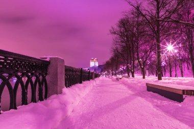 Kış akşam veya gece, bina, Rus Bilimler Akademisi Moskova bulutlu içinde görüntülemek Moskova Nehri yakınındaki serçe tepeleri çıkabilir üzerinden