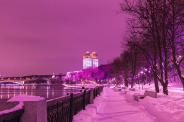 Kış akşam veya gece, bina, Rus Bilimler Akademisi Moskova bulutlu içinde görüntülemek Moskova Nehri yakınındaki serçe tepeleri çıkabilir üzerinden