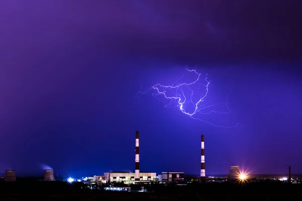 Hűtőtornyok Esős Éjszaka Villám Vihar Hőerőmű — Stock Fotó