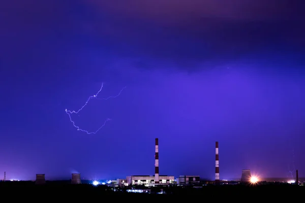 Hűtőtornyok Esős Éjszaka Villám Vihar Hőerőmű — Stock Fotó