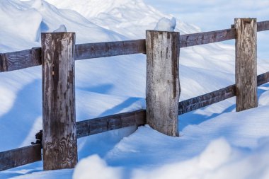 Çit ya da hedge ve kar kırsal kesimde veya soğuk ve Ayaz kış günü köyde yığınları
