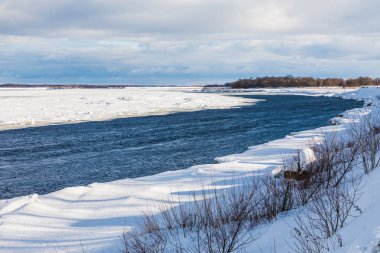 Volga Nehri yakınında Nizhniy Novgorod şehri Rusya'da. Tepecik ve kütleleri kış Nehri üzerinde. Kar, buz ve çözdürülen yamalar ile güneşli gün bahar peyzaj