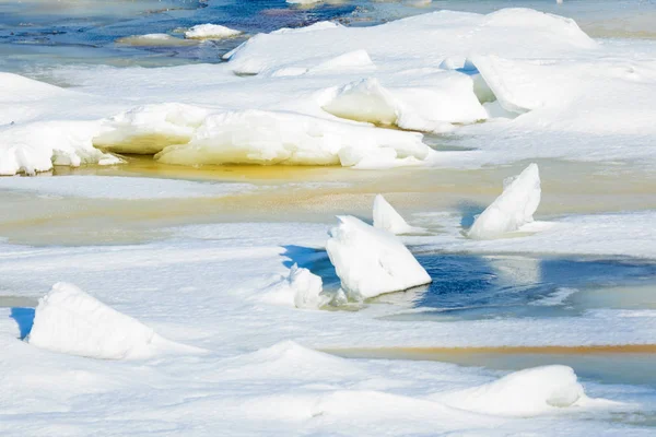 ハンモックと冬川の流氷 氷解凍パッチと晴れた日の春の風景 — ストック写真