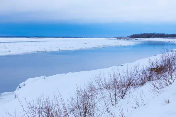 Volga Nehri yakınında Nizhniy Novgorod şehri Rusya'da. Tepecik ve kütleleri kış Nehri üzerinde. Kar, buz ve çözdürülen yamalar ile güneşli gün bahar peyzaj