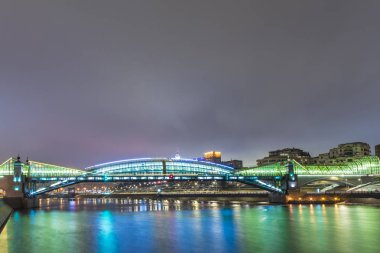 Moskova/Rusya - 6 Mart 2019: Bogdan Khmelnitsky veya Kievsky yaya köprüsü Mart 2019 yılında Moskova'da