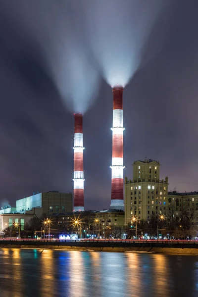 Wieczorem Lub Nocy Widok Elektrociepłowni Nabrzeże Rzeki Moskva Moskwie Rosja — Zdjęcie stockowe