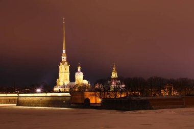 Peter ve Paul Fortress St. Petersburg, Rusya akşam veya gece ve Neva Nehri buz ve kar bulutlu havalarda kaplı