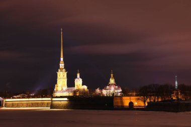 Peter ve Paul Fortress St. Petersburg, Rusya akşam veya gece ve Neva Nehri buz ve kar bulutlu havalarda kaplı