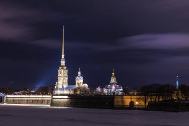 Peter ve Paul Fortress St. Petersburg, Rusya akşam veya gece ve Neva Nehri buz ve kar bulutlu havalarda kaplı
