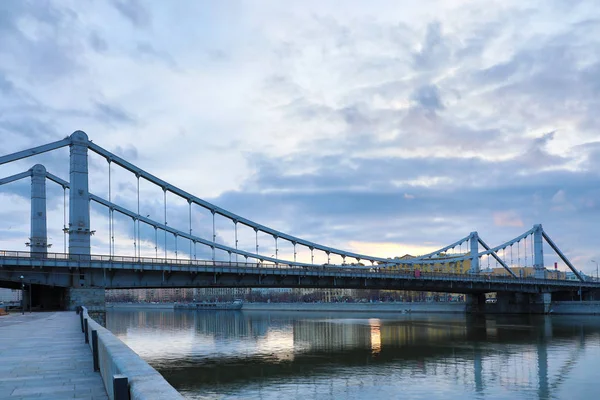 在傍晚蓝色的时刻 在落日的光芒中 莫斯科莫斯科莫斯科莫斯科莫斯科河对面的克里姆斯基大桥或克里米亚河 — 图库照片