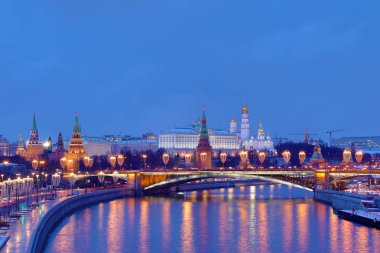 Işıklı Moskova Kremlin ve Bolshoy Kamenny köprü de güneş ışınları. Rusya Patriarshy Yaya Köprüsü'nden görüntüleyin. Mavi saat içinde kentsel peyzaj akşam