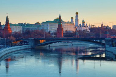 Moskova Kremlin ve Bolşoy Kamenny Köprüsü Rusya'da yükselen güneş ışınları. Patriarshy yaya Köprüsü'nden manzara. Altın saatte sabah kentsel manzara