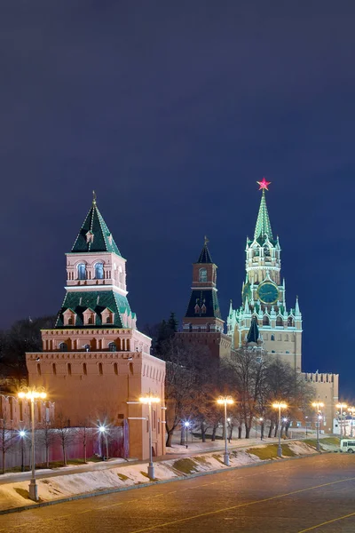 Nacht Oder Abendblick Auf Die Beleuchteten Türme Des Moskauer Kreml — Stockfoto