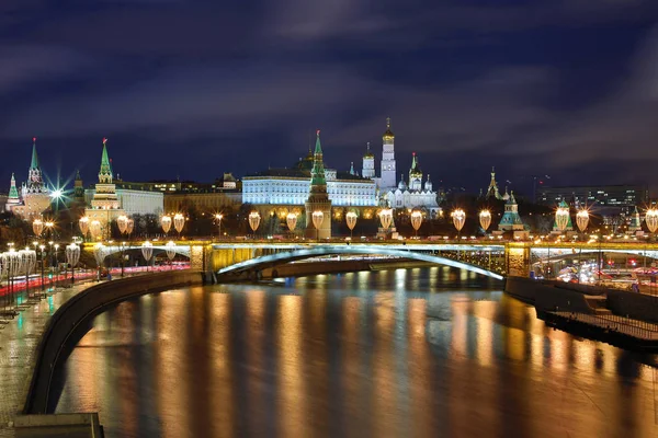 Illuminato Mosca Cremlino Bolshoy Kamenny Bridge Nei Raggi Del Sole — Foto Stock