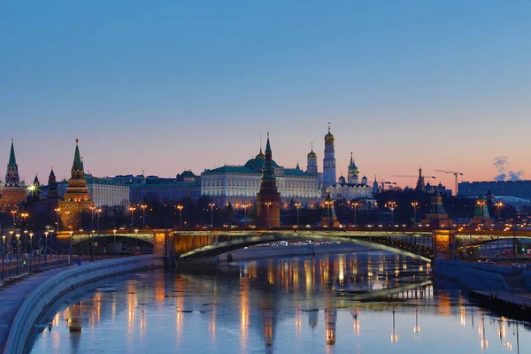 Beleuchtete Moskauer Kreml Und Bolschoi Kamenny Brücke Den Strahlen Der — Stockfoto