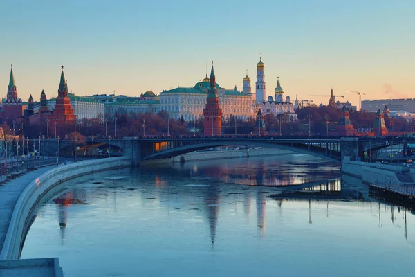 Moskauer Kreml Und Bolschoi Kamennybrücke Russland Den Strahlen Der Aufgehenden — Stockfoto