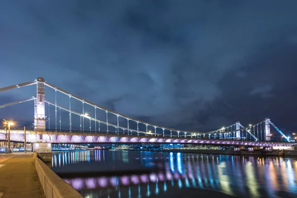 在傍晚蓝色的灯光下 在灯光下的太阳下 克里姆斯基大桥或克里米亚河横穿莫斯科的莫斯科莫斯科莫斯科的莫斯科河 — 图库照片