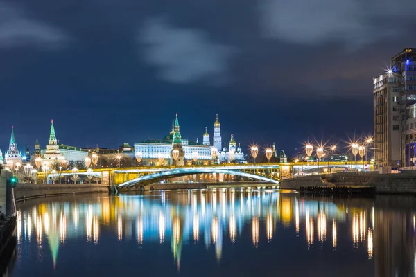 Osvětlené Moskevského Kremlu Velký Kamenný Most Paprscích Zapadajícího Slunce Pohled — Stock fotografie