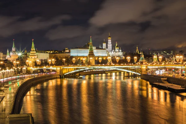 Illuminato Mosca Cremlino Bolshoy Kamenny Bridge Nei Raggi Del Sole — Foto Stock