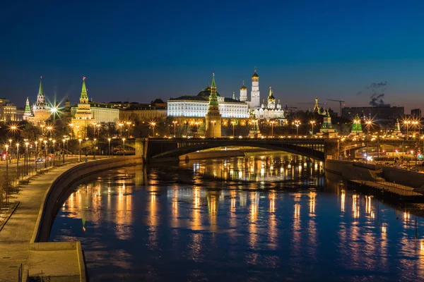 Beleuchtete Moskauer Kreml Und Bolschoi Kamenny Brücke Den Strahlen Der — Stockfoto