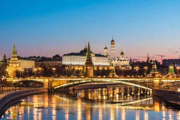 Beleuchtete Moskauer Kreml Und Bolschoi Kamenny Brücke Den Strahlen Der — Stockfoto