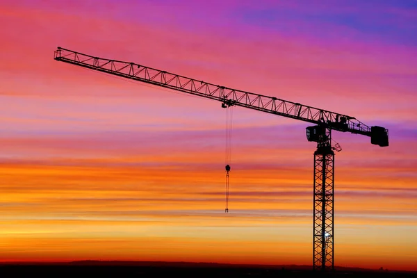 Kırmızı, gül, Kızıl, mor ve mavi canlı Colores renkli bulutlu gökyüzü ile güzel kızıl gündoğumu veya günbatımı arka planda vinç silüeti 