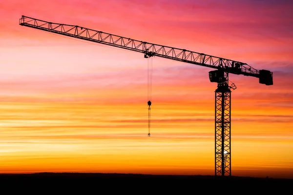 Kırmızı, gül, Kızıl, mor ve mavi canlı Colores renkli bulutlu gökyüzü ile güzel kızıl gündoğumu veya günbatımı arka planda vinç silüeti 