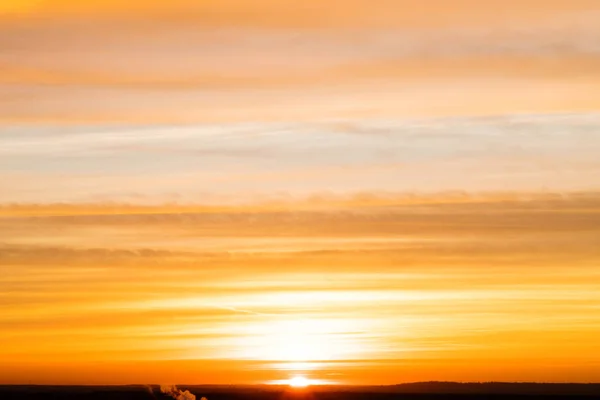夕焼けまたは日の出 曇り空は オレンジ ローズ スカーレット クリムゾン パープル バイオレット ブルーの明るく鮮やかな Coloures — ストック写真