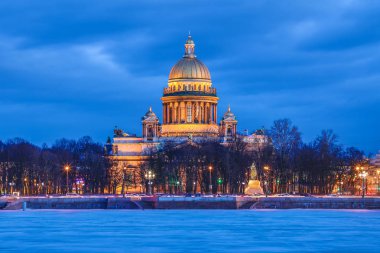 Buz ve kar ve güzel Saint Isaac Katedrali veya ıssaakievskiy Sobor St Petersburg, Rusya soğuk kış akşam veya gece altında Neva nehir