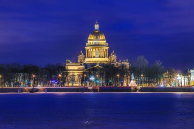 Buz ve kar ve güzel Saint Isaac Katedrali veya ıssaakievskiy Sobor St Petersburg, Rusya soğuk kış akşam veya gece altında Neva nehir