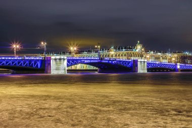 Güzel Palace Bridge Saint Petersburg Rusya arasında Palace Square and Vasilievsky Island kış zamanında Neva nehrinde. Kışlık Sarayın görünümü